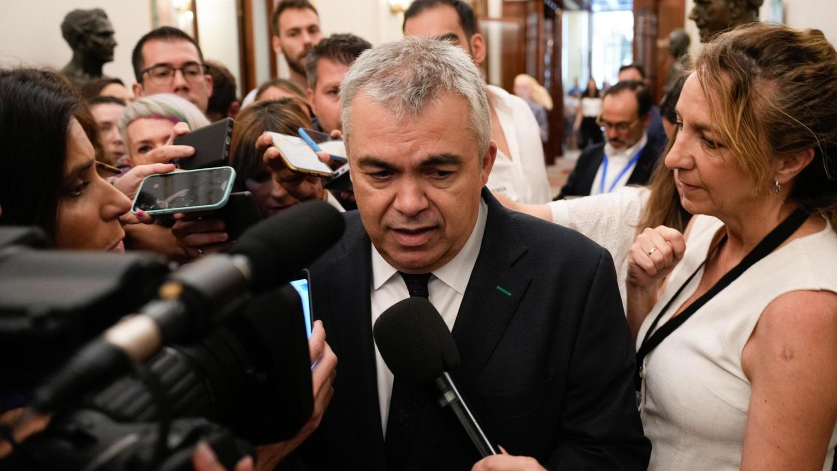 El diputado socialista Santos Cerdán (c) atiende a los medios a su llegada al Congreso este jueves