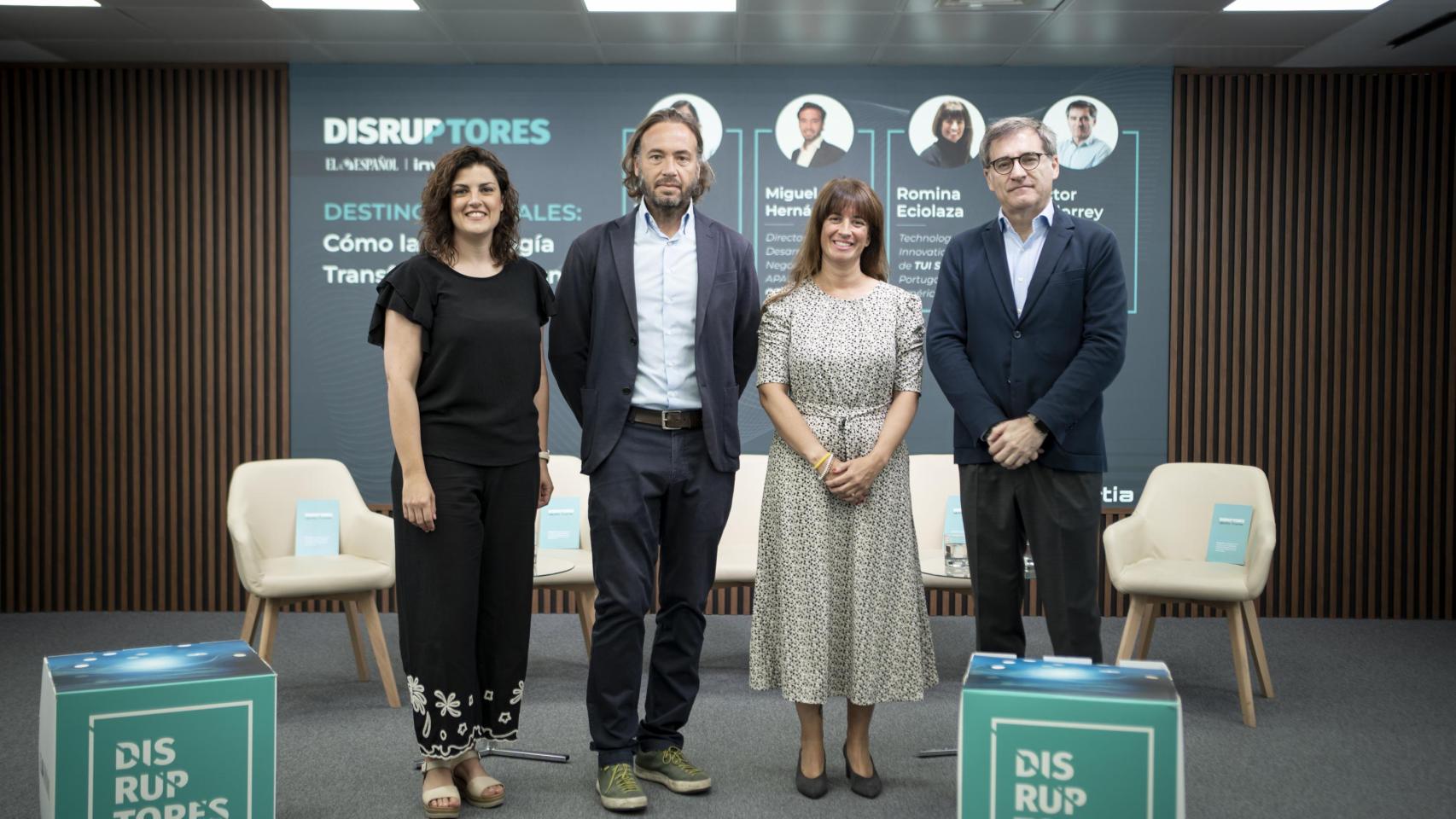 De izquierda a derecha: la directora de Desarrollo de Negocio y Nuevas Tecnologías en SEGITTUR, Laura Flores; el director de Desarrollo de Negocio EMEA y APAC en HBX GROUP, Miguel Ángel Hernández; la Technology & Innovation Director de TUI España, Portugal y América, Romina Eciolaza; y el director de Desarrollo de Negocio para Administraciones Públicas en LIBELIUM, Victor Badorrey.