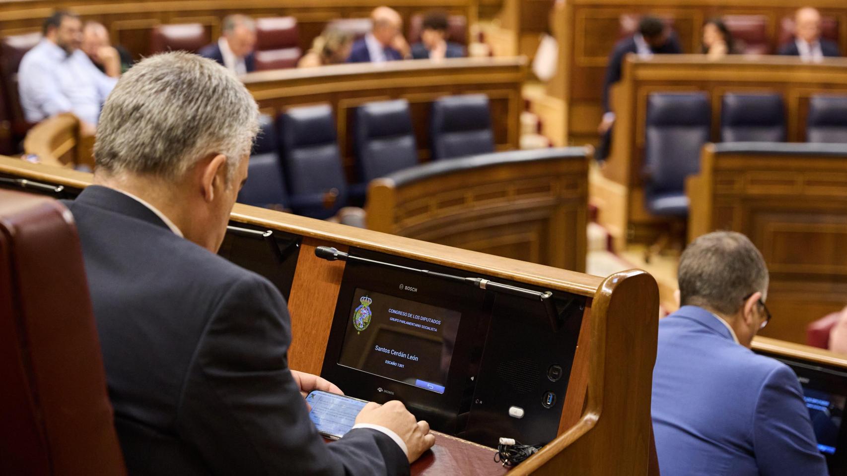 El secretario de Organización del PSOE, Santos Cerdán, este jueves en el Congreso leyendo el informe de la UCO.