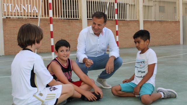 Manuel Serrano, en una visita al colegio Cristóbal Valera.