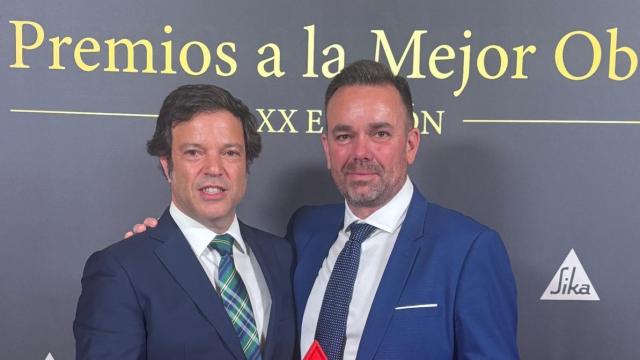 Pablo Justel, responsable del negocio de mantenimiento industrial y Alejandro García, jefe de obra, durante la recepción del Premio Sika