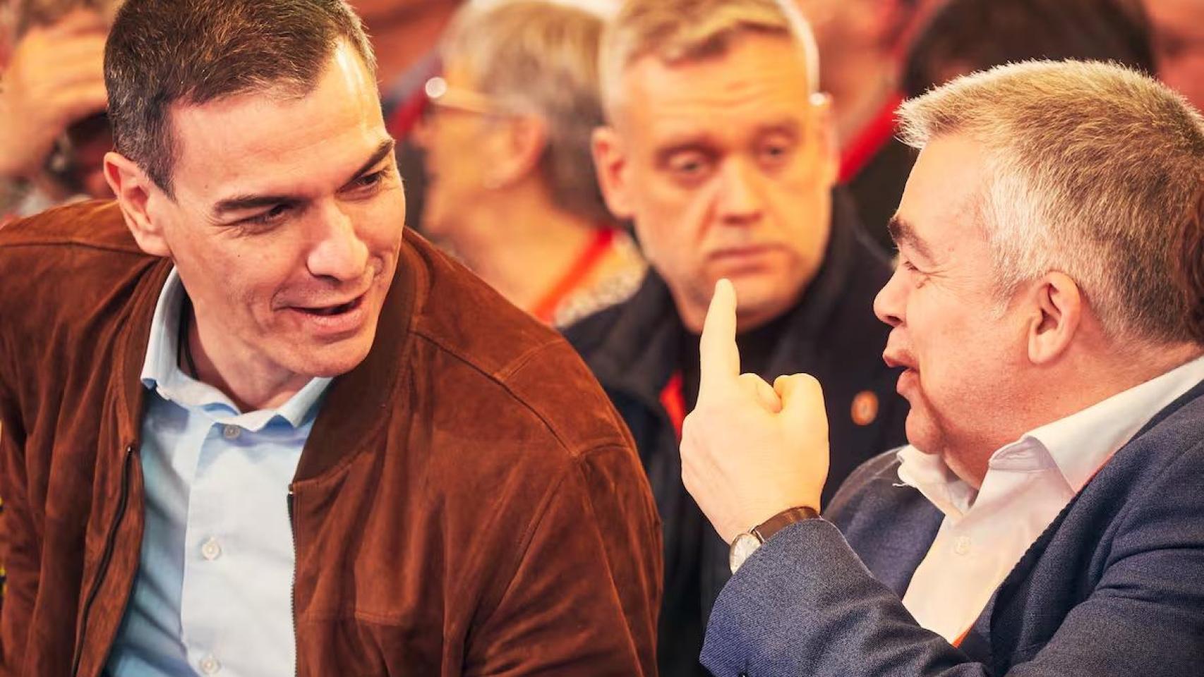 El secretario general del PSOE y presidente del Gobierno de España, Pedro Sánchez y el secretario de Organización del PSOE, Santos Cerdán en un acto de partido.