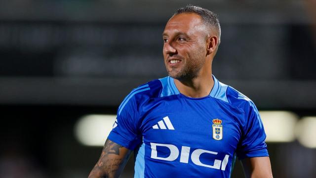 Santi Cazorla, en el calentamiento previo a un partido con el Oviedo.