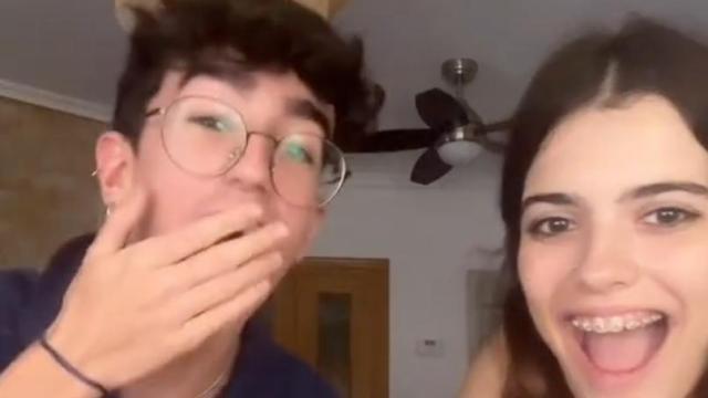 El chico y su amiga, sorprendidos con el resultado.