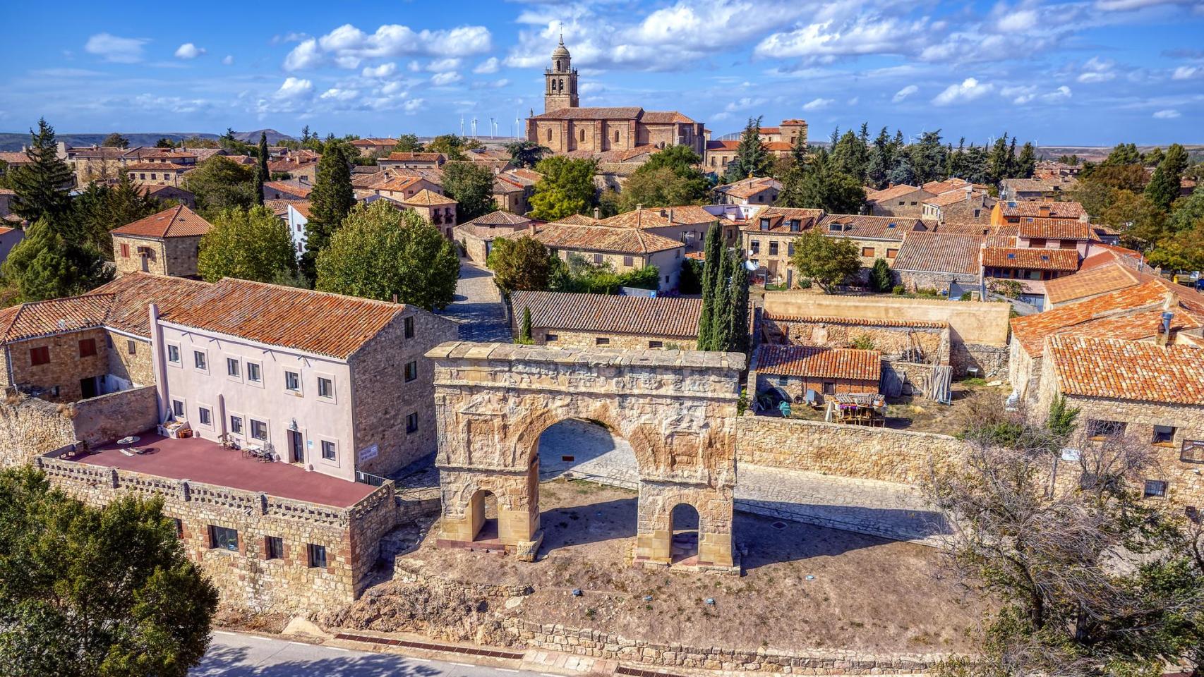 Vista aérea del Arco Romano de Medinaceli, España.