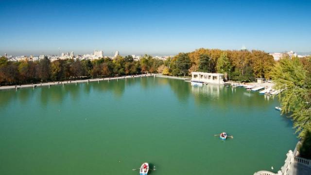 Vista del estanque grande del Parque de El Retiro.
