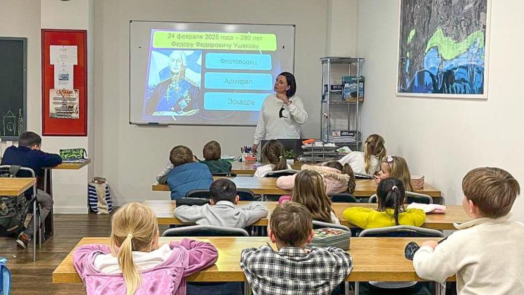 Niños españoles de origen ruso son adoctrinados durante una clase no lectiva organizada el pasado mes de febrero en la Escuela Rusa de Marbella, coincidiendo con el Día del Defensor de la Patria.