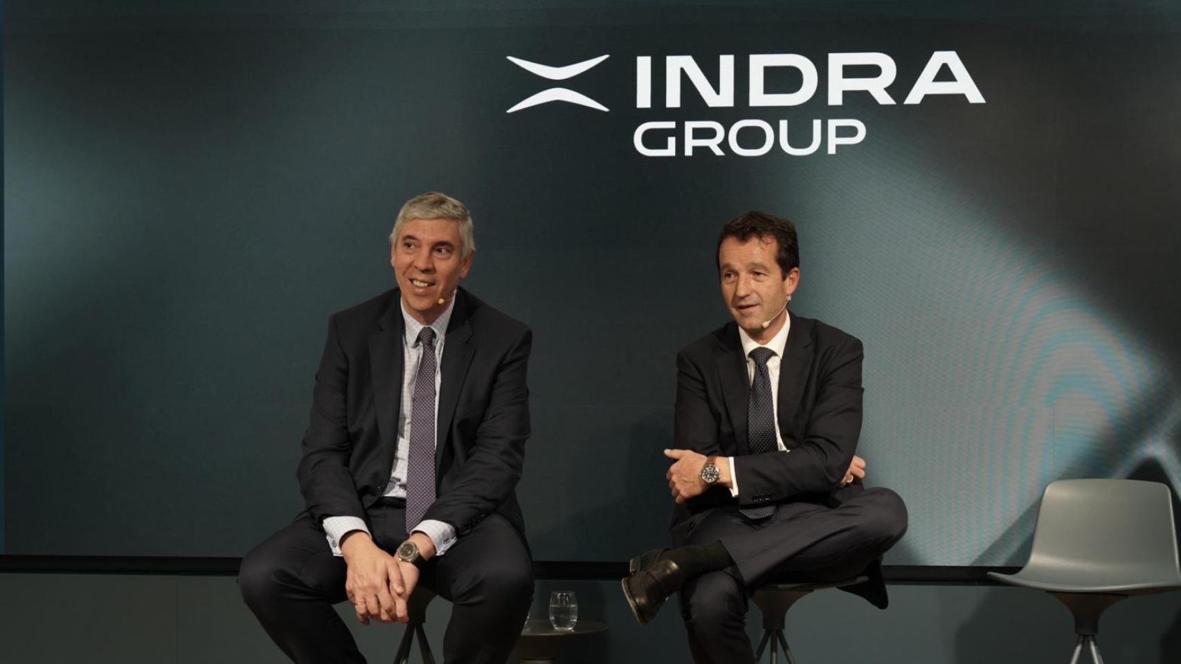 El presidente ejecutivo de Indra Group, Ángel Escribano, y el consejero delegado de Indra Group, José Vicente de los Mozos, en un encuentro con el ecosistema de la defensa español.