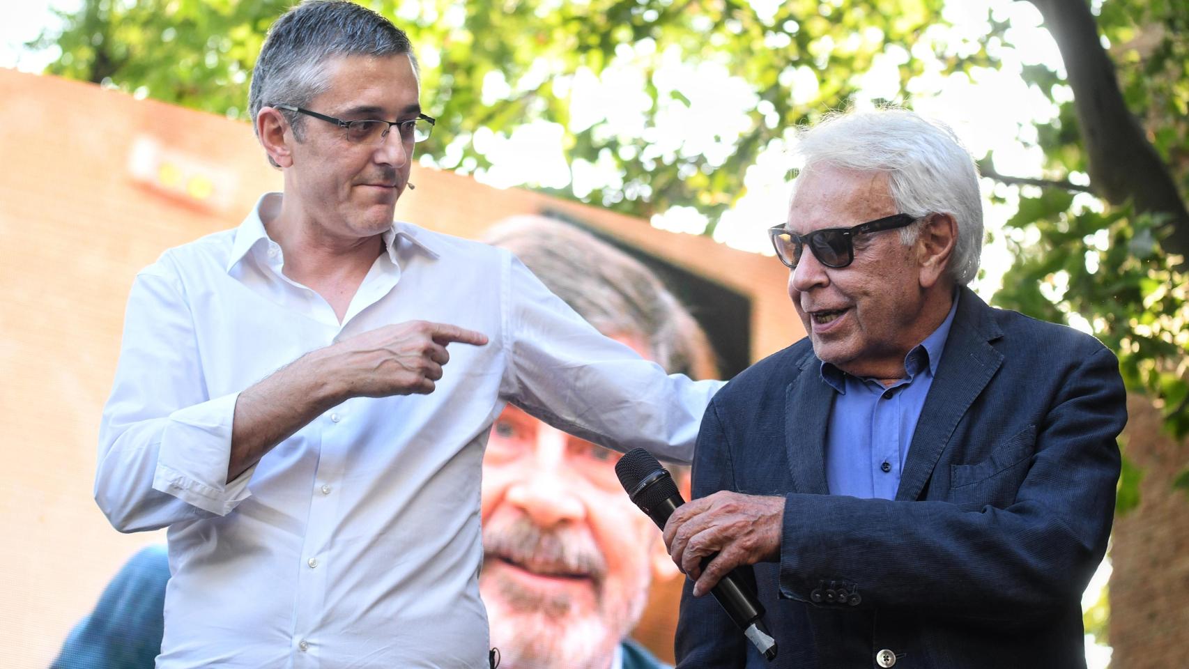 El exdiputado del PSOE Eduardo Madina y el expresidente del Gobierno, Felipe González , este jueves durante la entrega del Premio Rojana 'Alfredo Pérez Rubalcaba' a la Fundación Save The Children - España, en la Residencia de Estudiantes.