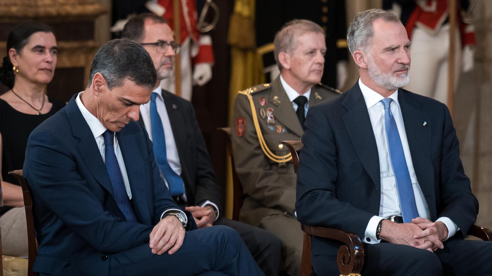 Felipe VI y el presidente del Gobierno, Pedro Sánchez, durante el acto del XL aniversario de la firma del Tratado de Adhesión de España a las Comunidades Europeas, en el Palacio Real de Madrid.