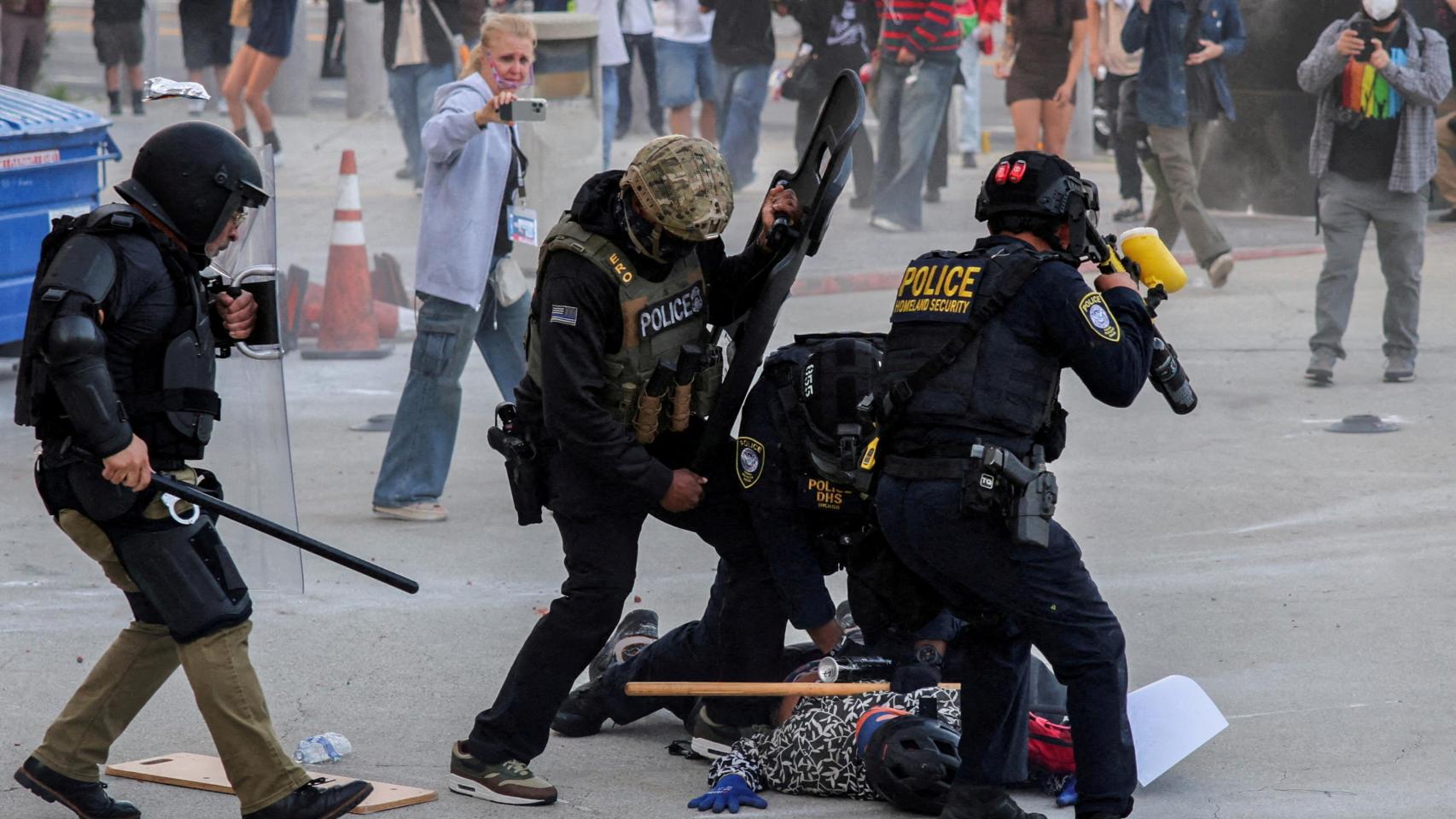 Agentes del orden detienen a un manifestante en el centro de Los Ángeles, California.