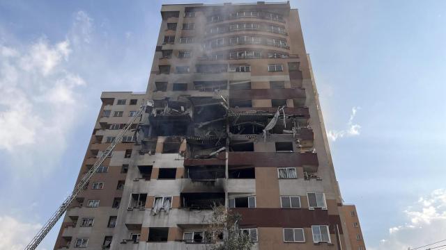 Un edificio en Teherán afectado por el ataque de Israel