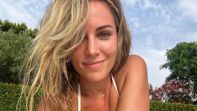 Edurne en su jardín.