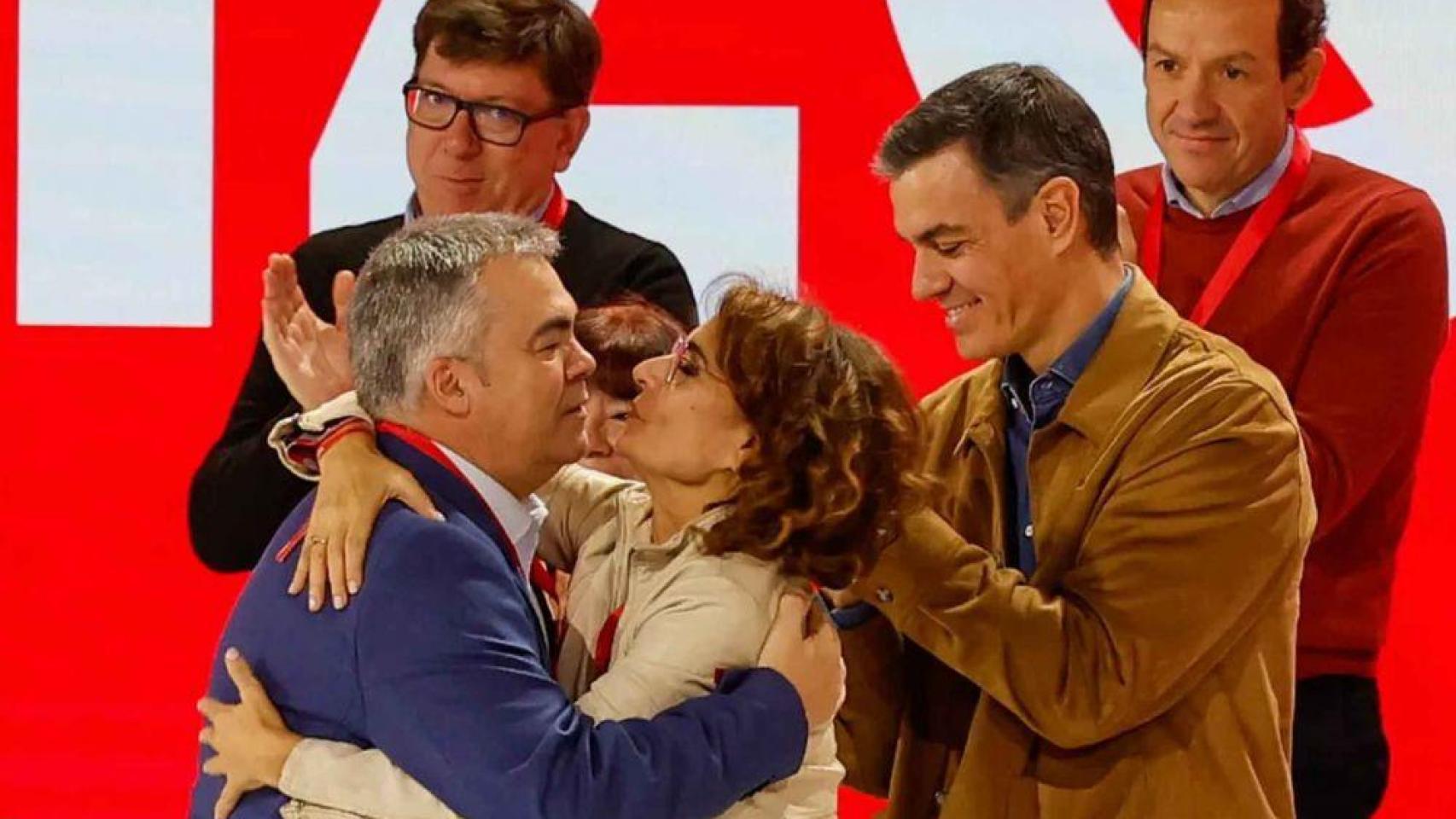 La vicepresidenta primera del Gobierno María Jesús Montero junto a Santos Cerdán y Pedro Sánchez en un acto del partido.