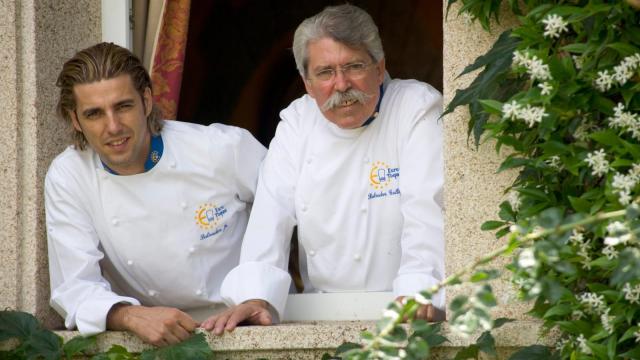 Salvador Gallego junto a su hijo con el mismo nombre en su restaurante de Moralzarzal El Cenador de Salvador.