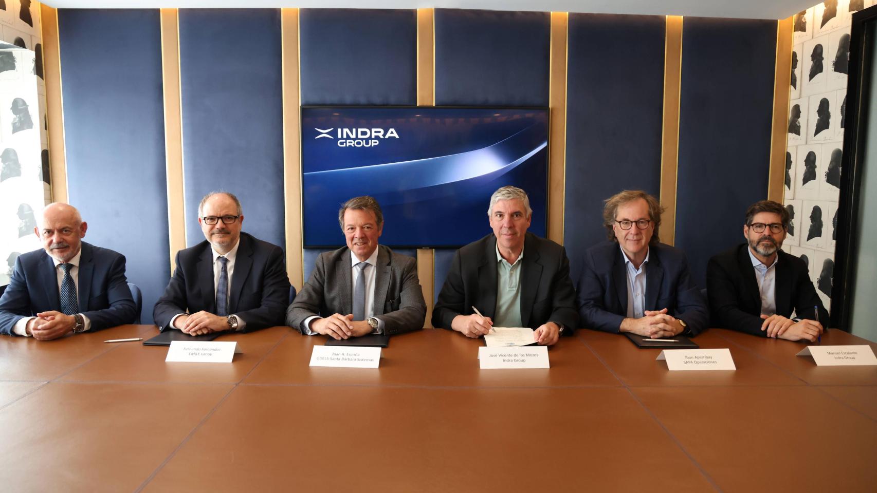 De izquierda a derecha: Javier Abajo, adjunto al director general de TESS Defence; Fernando Fernández, CEO de EM&E; Juan Escriña, director general de GDELS-Santa Bárbara Sistemas; Jose Vicente de los Mozos, CEO de Indra Group; Ibon Aperribay, consejero de Sapa Operación; y Manuel Escalante, nuevo presidente del consejo de TESS Defense y CTO de Indra Group