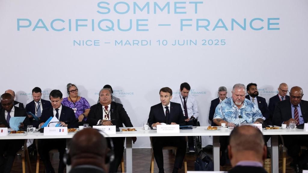 Emmanuel Macron con representantes de los pequeños Estados insulares durante la cumbre.