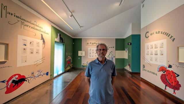 Ignacio Grande en la parte de la exhibición con los últimos relatos ilustrados de Aguirre.