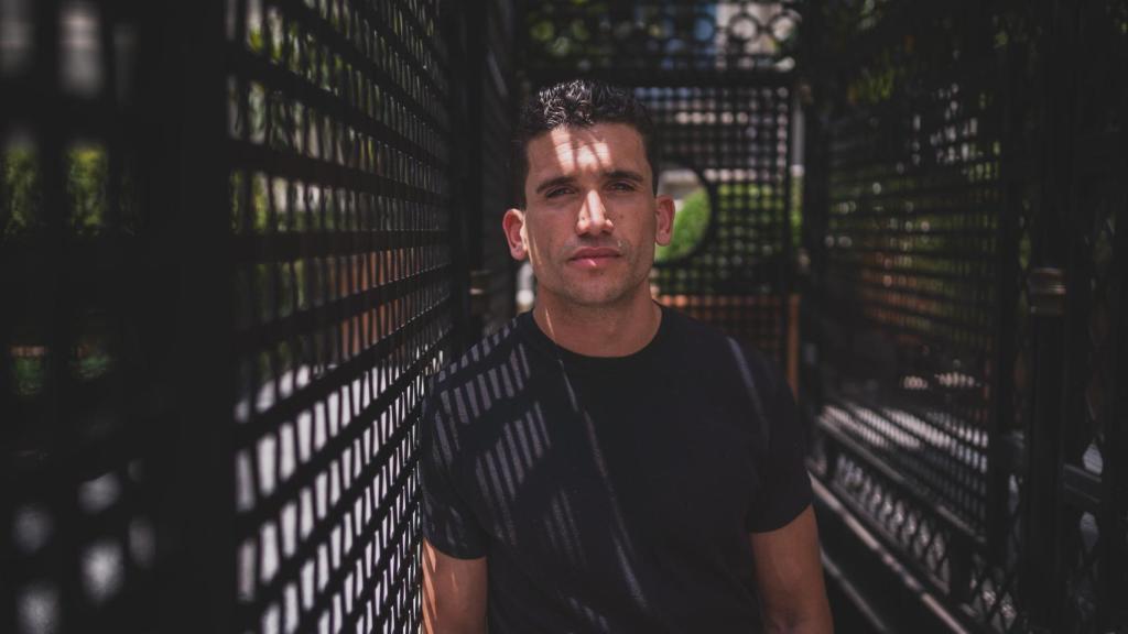 El actor Jaime Lorente presenta Hamburgo, su última película, y conversa con Magas sobre las mujeres de su vida en el Hotel Santo Mauro.