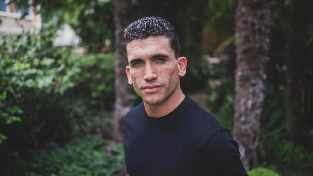 Jaime Lorente está muy influido por la sensibilidad artística de su madre y por su relación con sus hermanas.