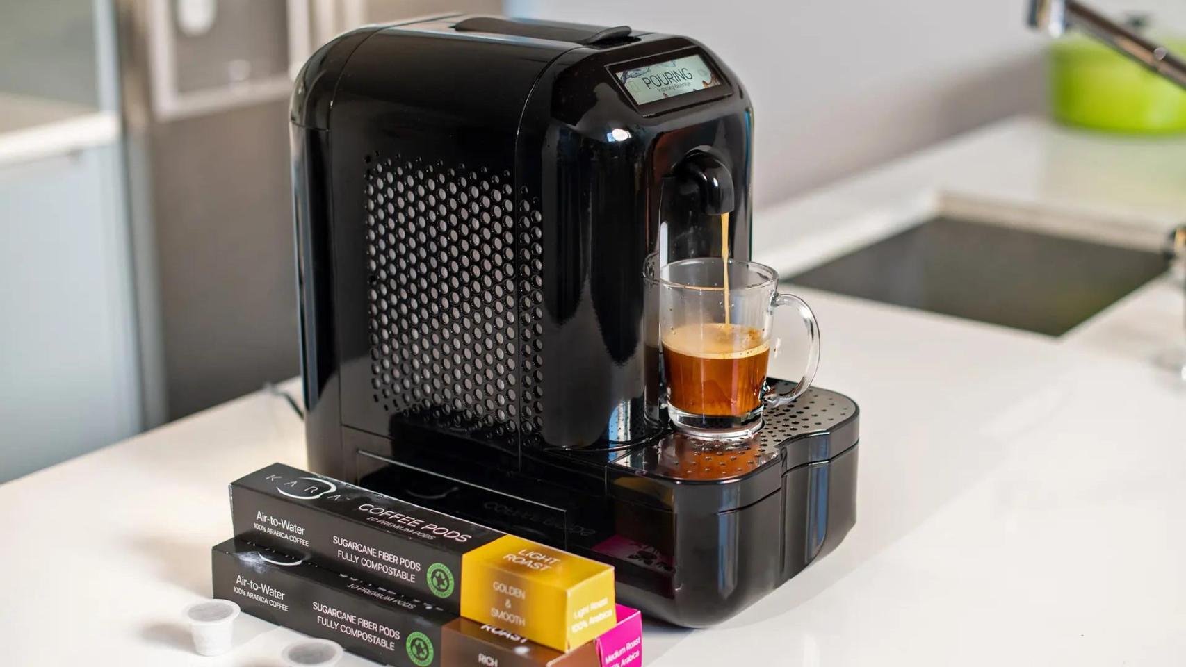 La cafetera de cápsulas que prepara el café extrayendo el agua del aire