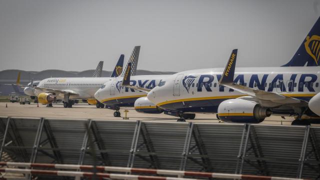 Aviones en la pista del aeropuerto de Sevilla.