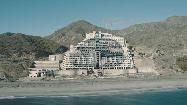 Hotel en la playa de Algarrobico, en Almería, símbolo de la destrucción de la costa