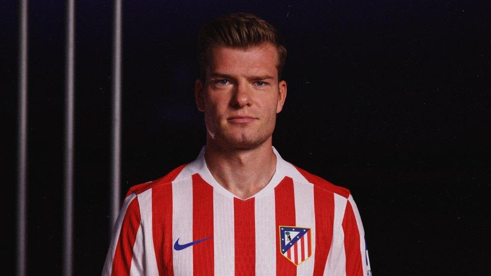 Sörloth, con la nueva camiseta del Atlético de Madrid