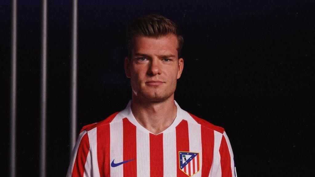 Sörloth, con la nueva camiseta del Atlético de Madrid