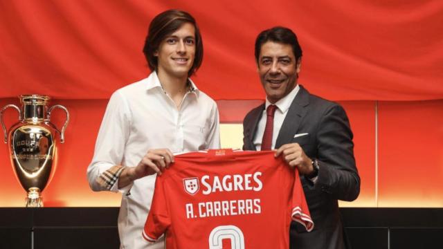 Álvaro Carreras, junto a Rui Costa en su presentación con el Benfica