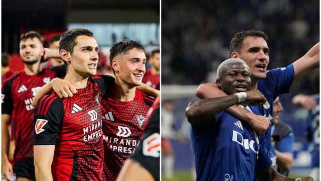 Jugadores del Mirandés y el Real Oviedo antes del choque del playoff