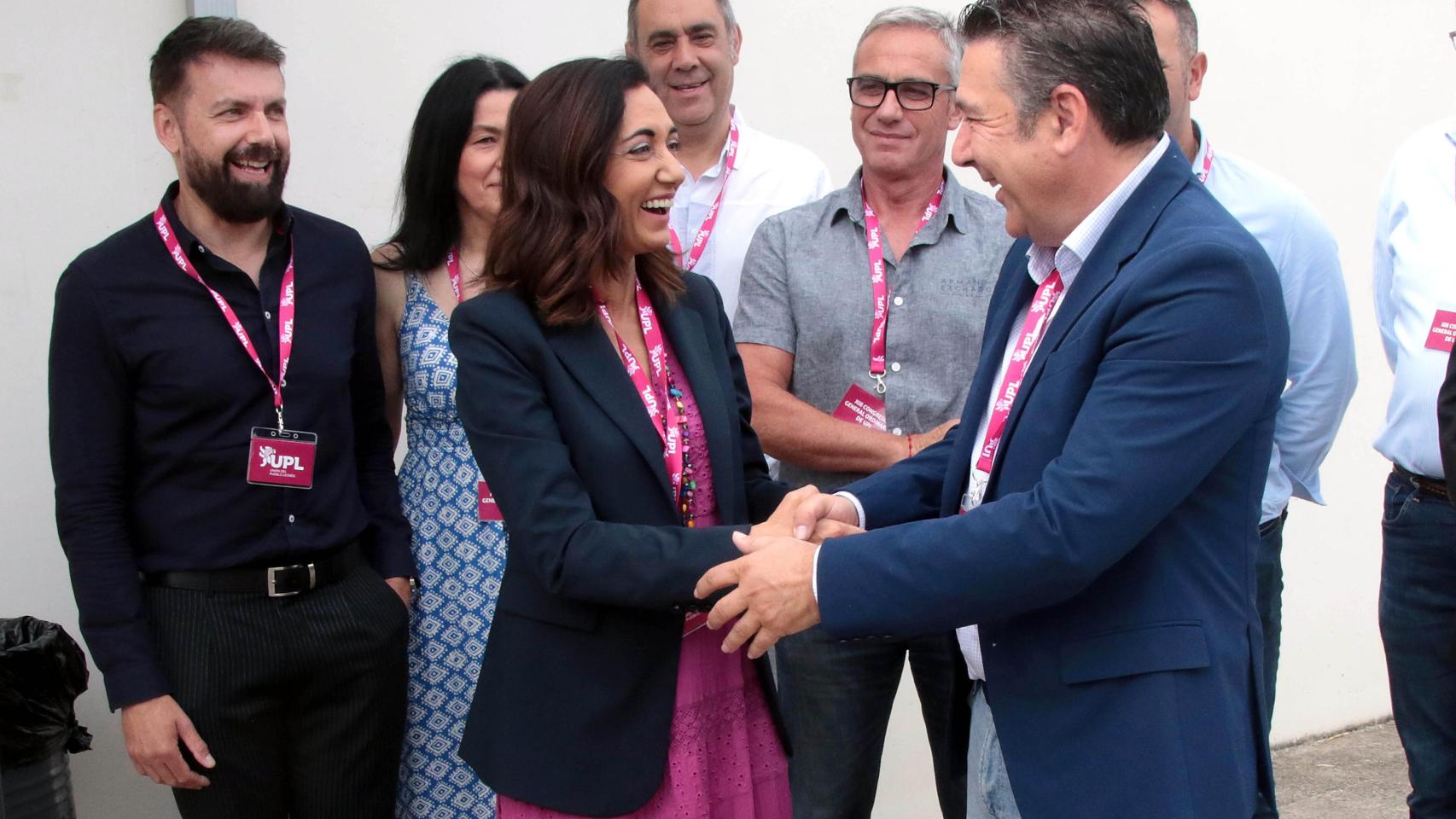 La secretaria general de UPL, Alicia Gallego, y su predecesor, Luis Mariano Santos