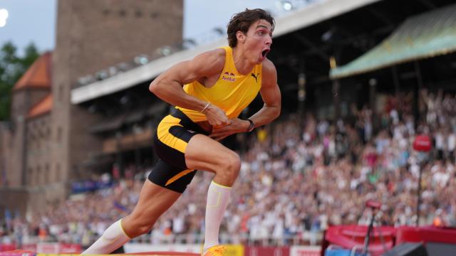 Armand Duplantis, tras superar el récord mundial en salto de pértiga.