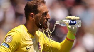 Jan Oblak se hidrata durante el partido contra el PSG en el Mundial de Clubes