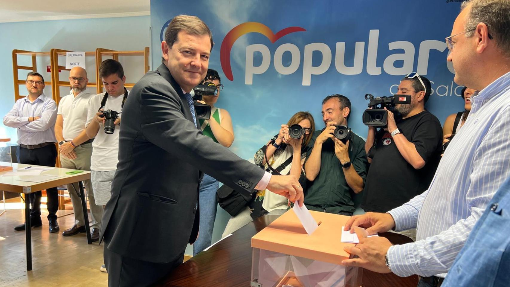 El presidente de la Junta y del PPCyL, Alfonso Fernández Mañueco, ejerce su derecho al voto en las primarias para el 21º Congreso Nacional del PP, en la sede de la formación en Salamanca, este lunes