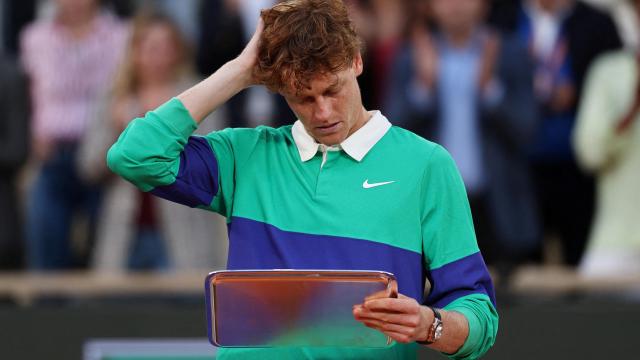Jannik Sinner con el trofeo de subcampeón de Roland Garros tras perder la final
