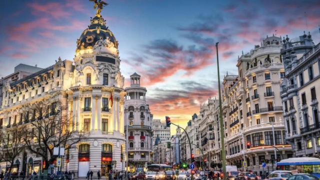El edificio Metrópolis de Madrid junto a la Gran Vía.