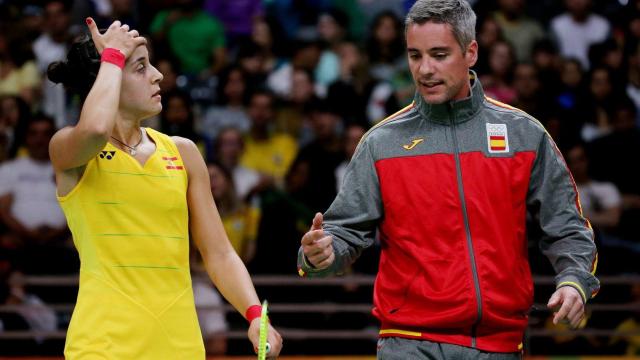 Fernando Rivas, junto a Carolina Marín.