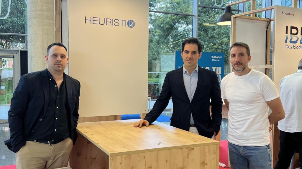 Parte del equipo de Heuristik en otra foto de archivo.