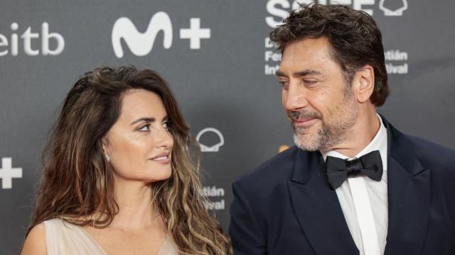 Javier Bardem y Penélope Cruz en un acto público.