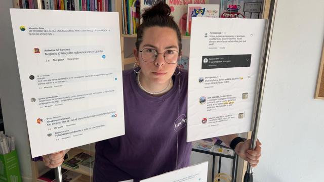 Laura Heristone, la dueña de la librería LGTBI, posa para EL ESPAÑOL con los mensajes de odio en redes.
