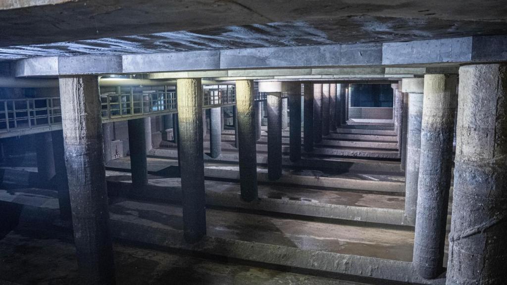 La altura alcanza en el tanque una altura de nueve metros.