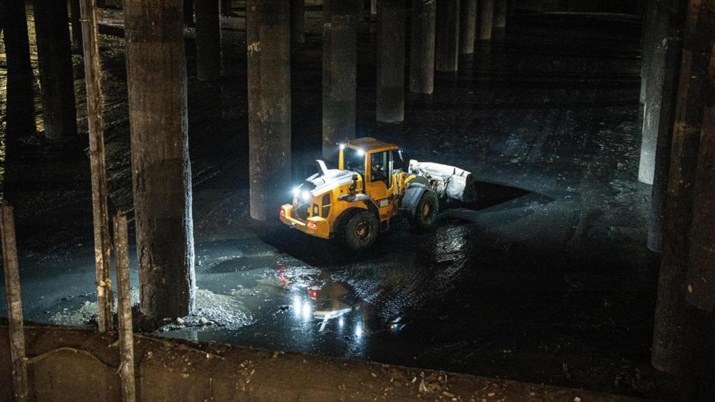 Excavadoras haciendo tareas de limpieza en el tanque.