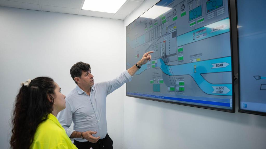 Manuel Rodríguez Quesada muestra a ENCLAVE ODS el panel de control del tanque.