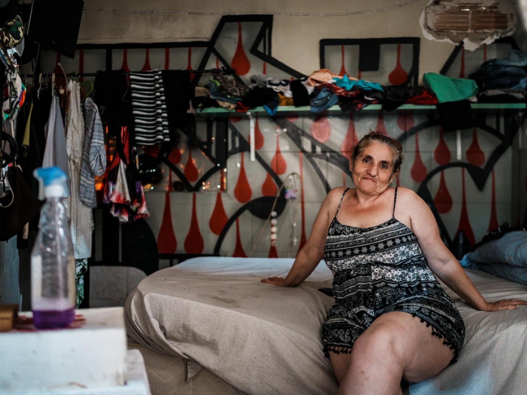 La mallorquina, de 53 años, posa para la cámara de EL ESPAÑOL sentada en su habitación, un espacio alzado sobre las ruinas de la cocina de la antigua prisión balear, en la que reside desde hace tres años.