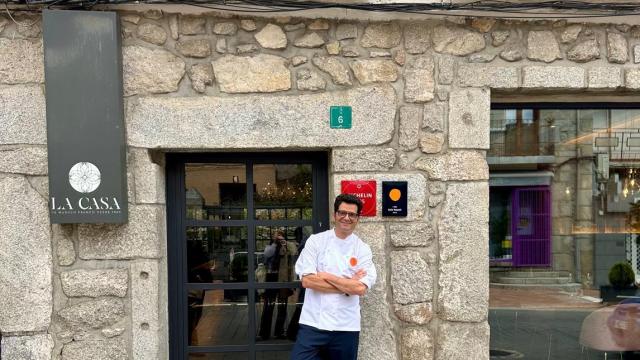 Manu Franco, frente a la puerta de La Casa de Manolo Franco.