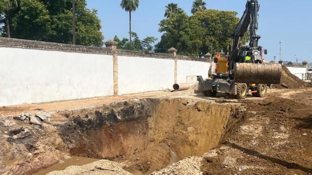 Reparación de la avería en la red de Aguas del Huesna.