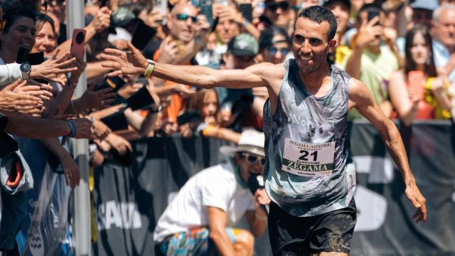 Elhousine Elazzaoui llegando a la meta de la Zegama-Aizkorri 2025.