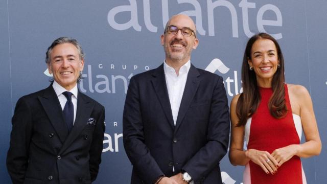 Antonio Almodóvar, director general del Grupo Atlante, con los dos fundadores y propietarios de la empresa: el director ejecutivo, Eduardo Fernández, y la presidenta, Maite Valiño