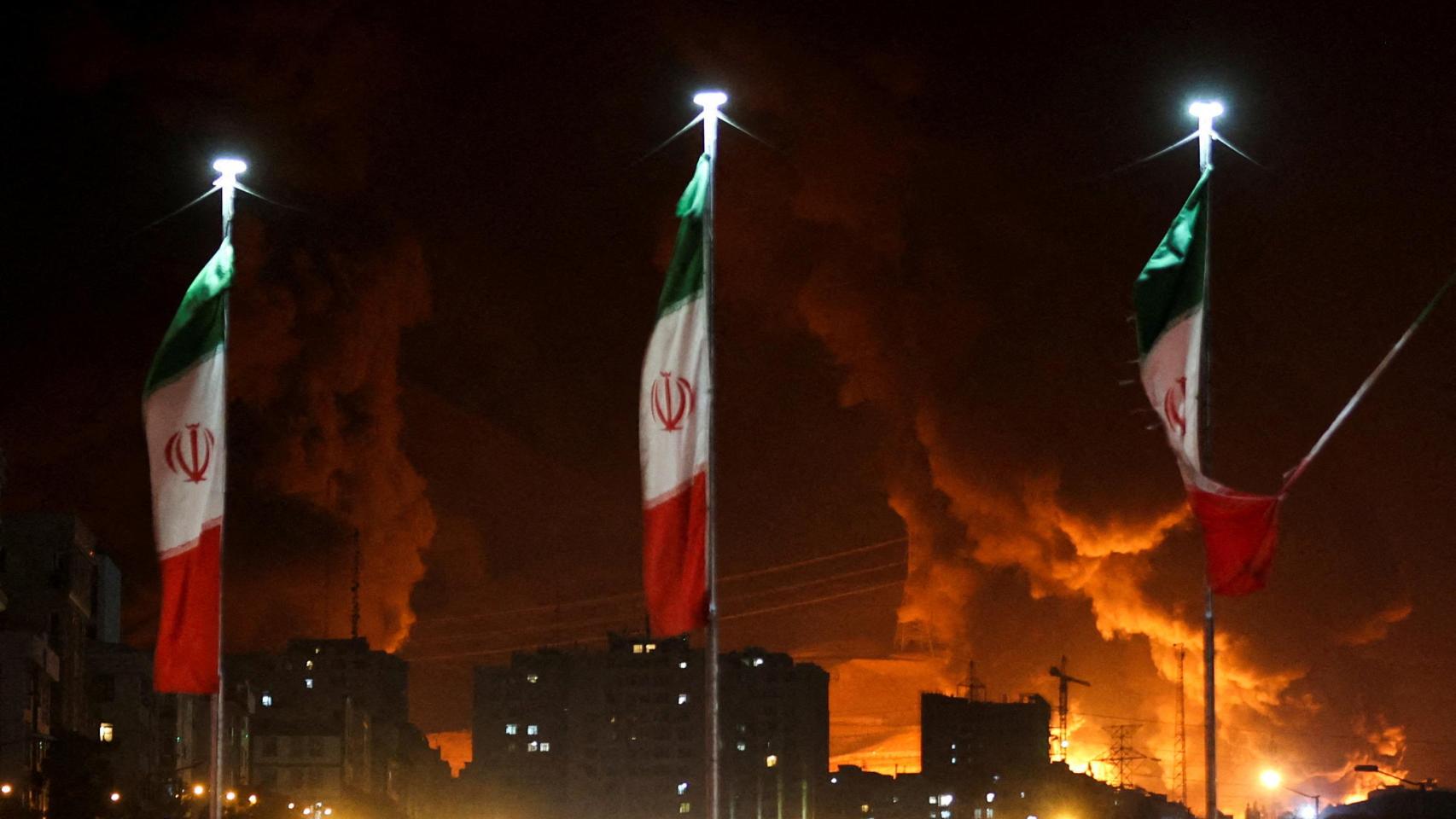 Un incendio arrasa el depósito de petróleo Shahran, en Teherán (Irán) tras un ataque israelí.